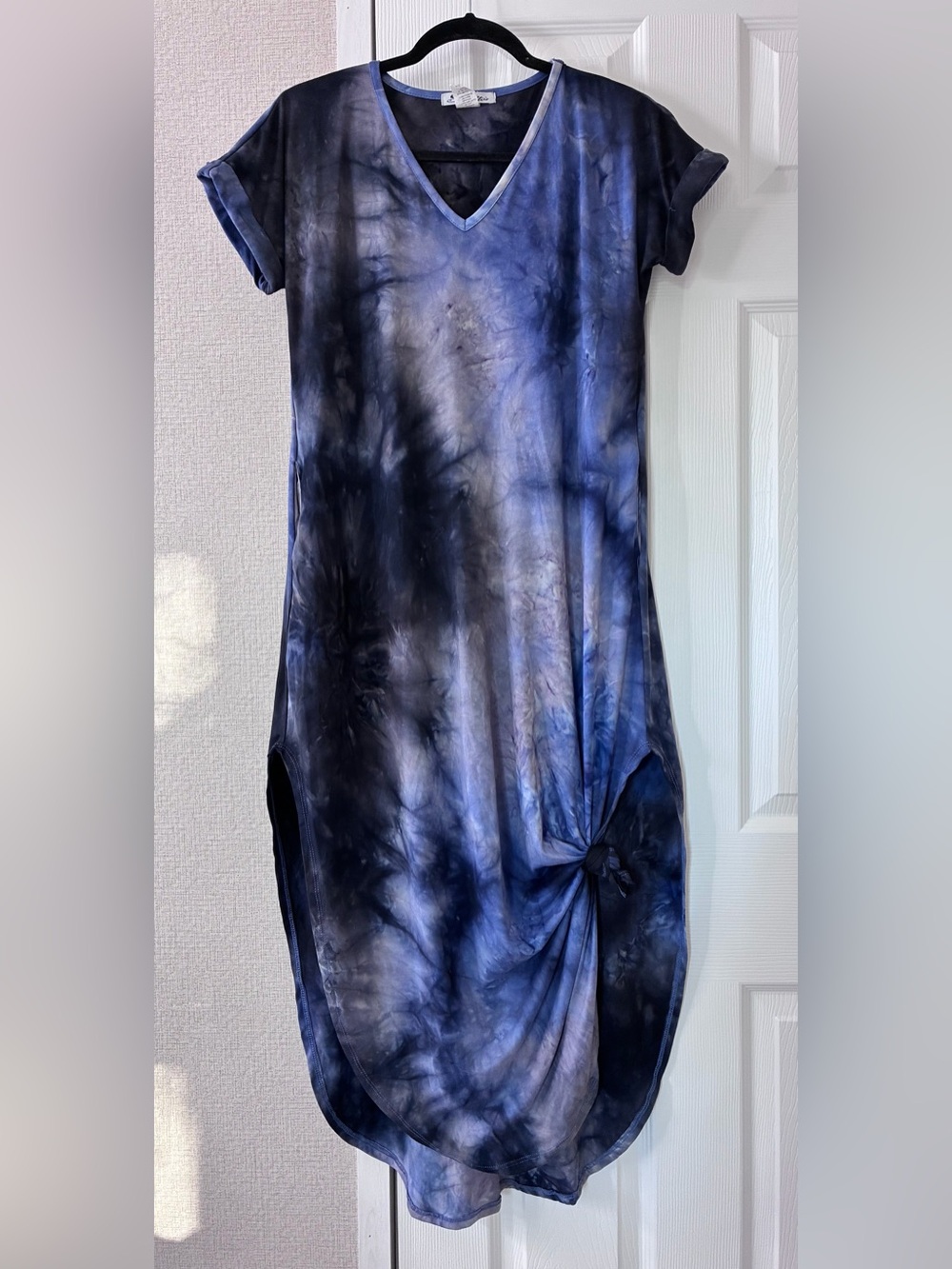 Women's Blue Tie-Dye V-Neck Maxi Dress with Side Knot